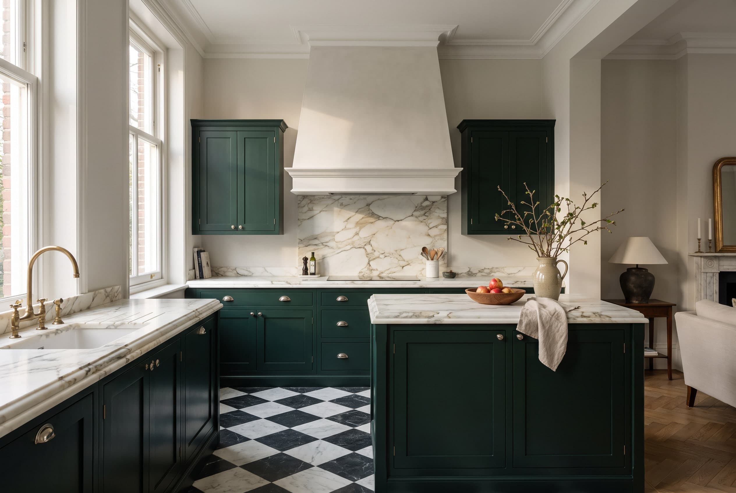 Klassieke keuken met kaderdeuren in diep flessengroen, messing knoppen, een wit marmeren blad en achterwand met natuurlijke adering, een gestucte schouwkap en een zwart-wit geblokte vloer.